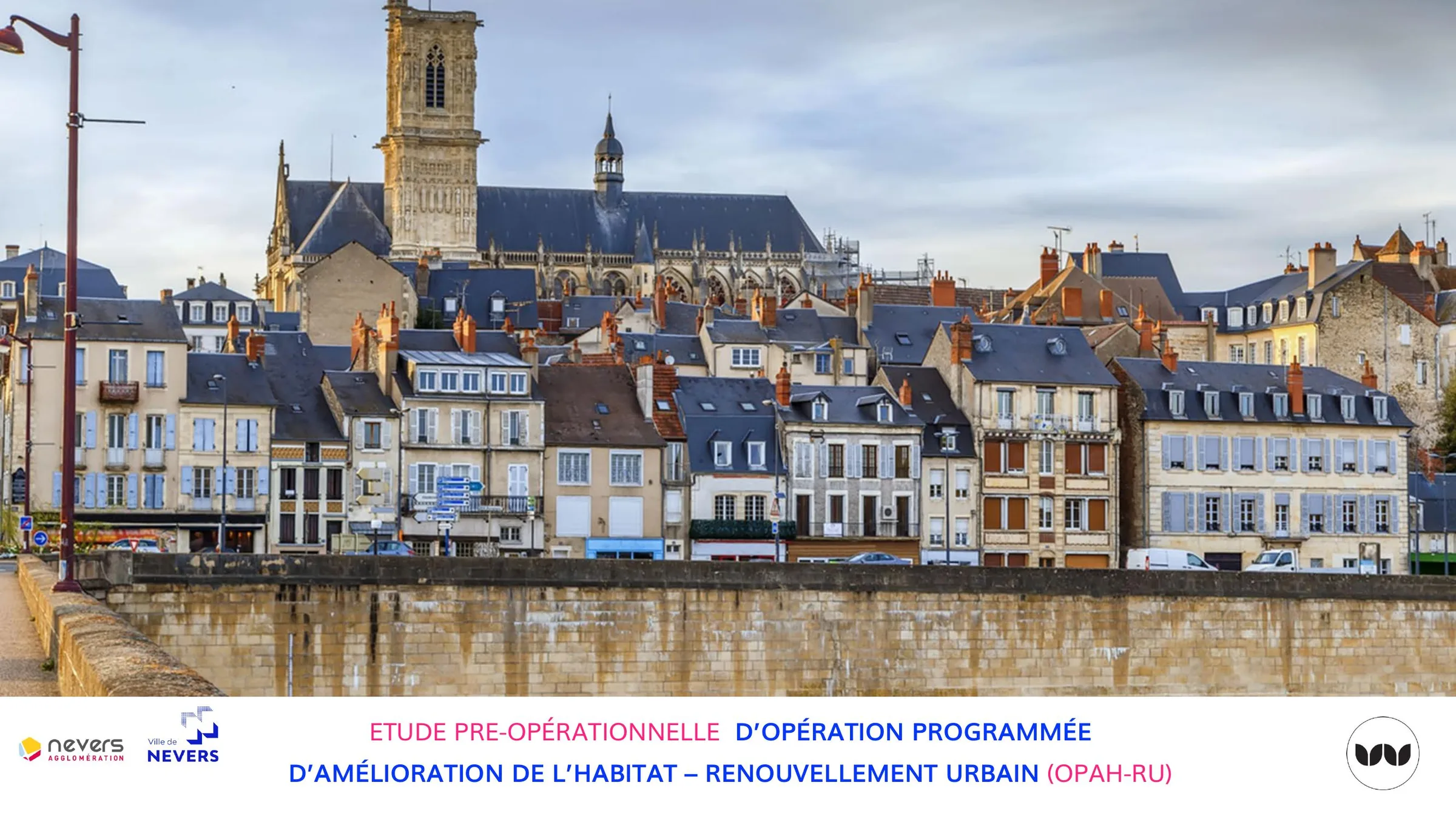 Vue du cœur historique de Nevers depuis les bords de Loire
