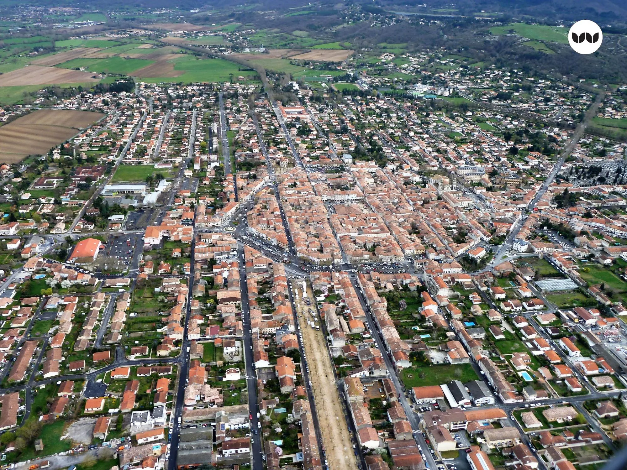 Vue aérienne de la bastide de Revel et de son extension urbaine