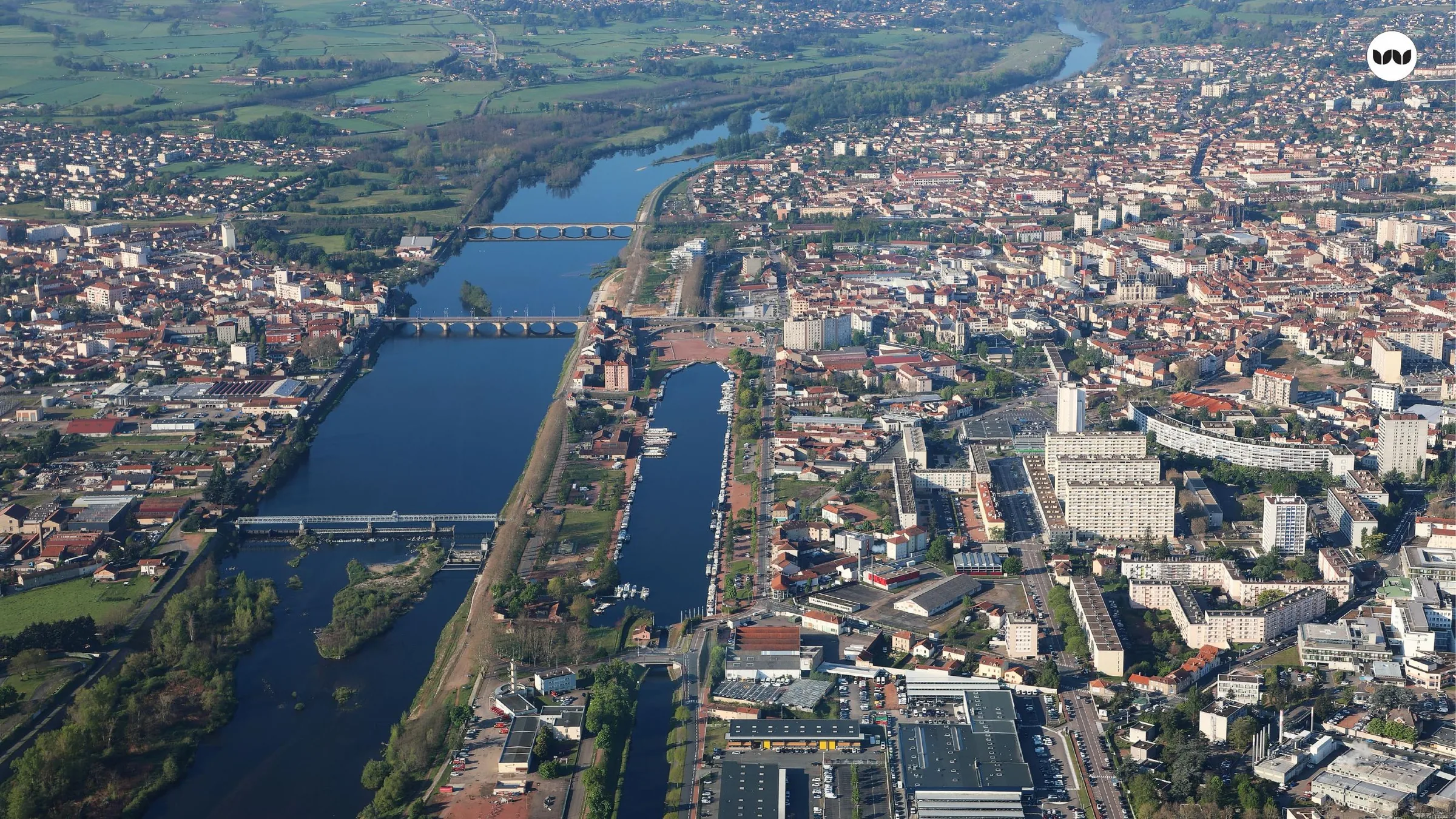 Vue aérienne de Roanne le long de la Loire, canal et quartiers riverains