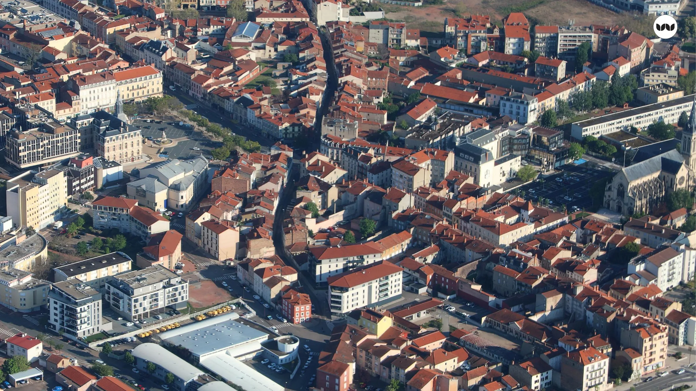 Vue aérienne du centre ancien de Roanne, tissu urbain dense autour de l'église