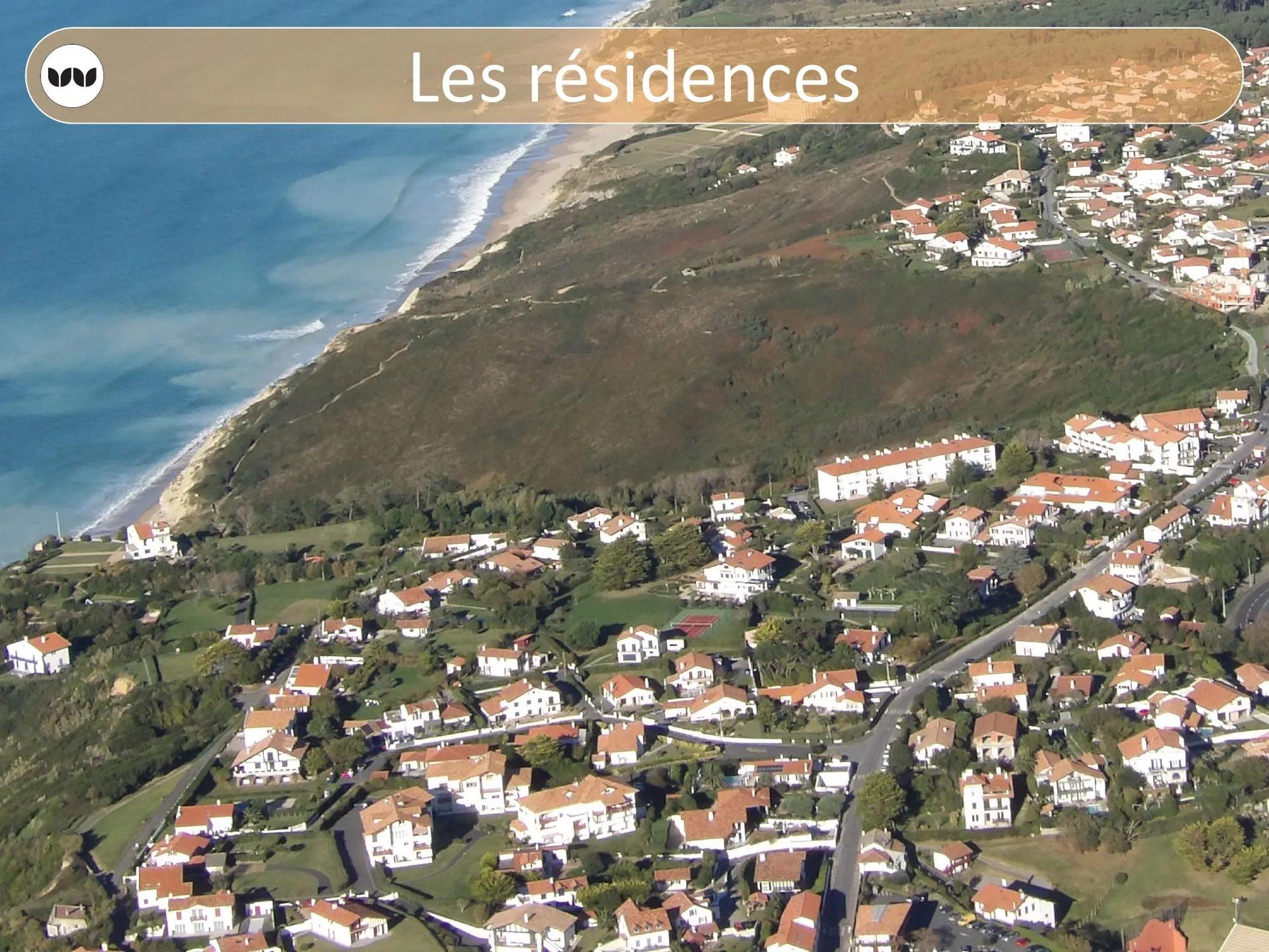 Résidences implantées en surplomb du littoral