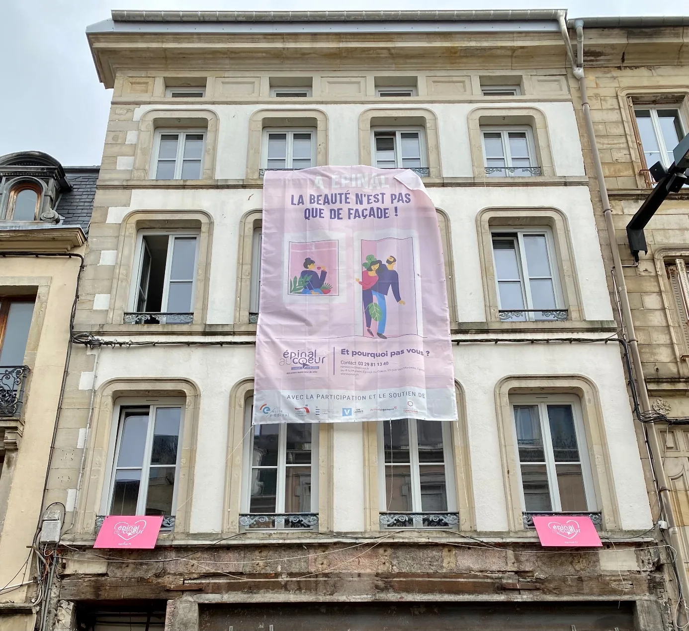 Épinal (88) – « à Épinal, la beauté n’est pas que de façade » articulation entre une campagne de ravalement de façades, une Opération Programmée d’Amélioration de l’Habitat – Renouvellement Urbain (OPAH-RU) et une Opération de Restauration Immobilière. Financements Anah et Action Logement Services.