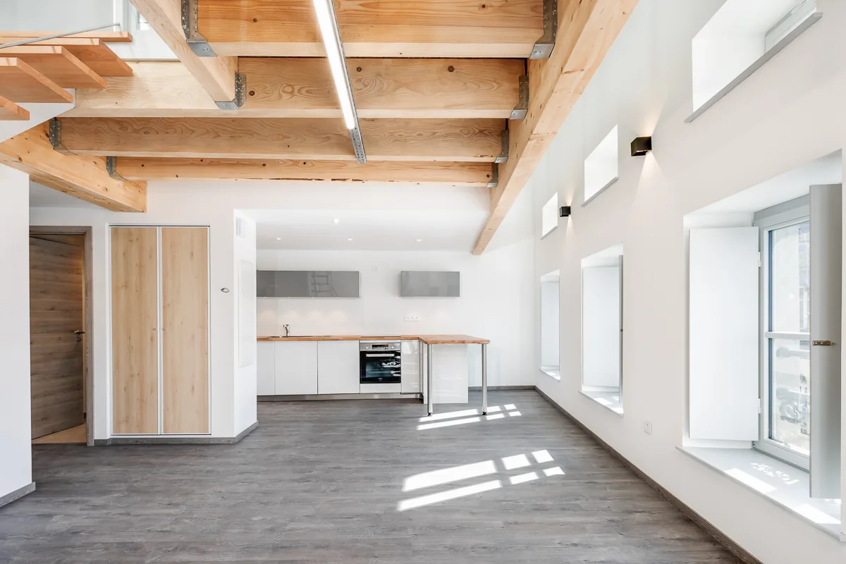 Épinal (88) – « à Épinal, la beauté n’est pas que de façade » articulation entre une campagne de ravalement de façades, une Opération Programmée d’Amélioration de l’Habitat – Renouvellement Urbain (OPAH-RU) et une Opération de Restauration Immobilière avec des financements de l’Anah et Action Logement Services. – vue intérieure d’un des logements de l’immeuble représenté ci-dessus. La transformation profonde inclut la création de doubles hauteurs pour optimiser les éclairements.