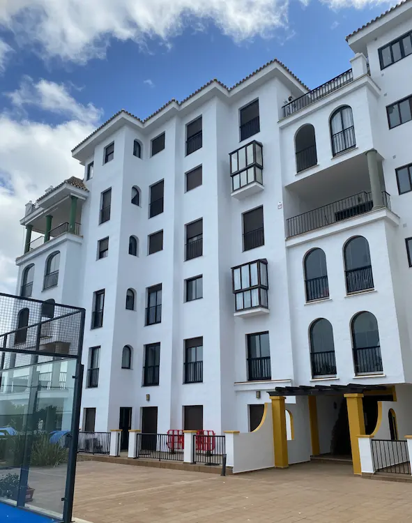 Edificio recién pintado