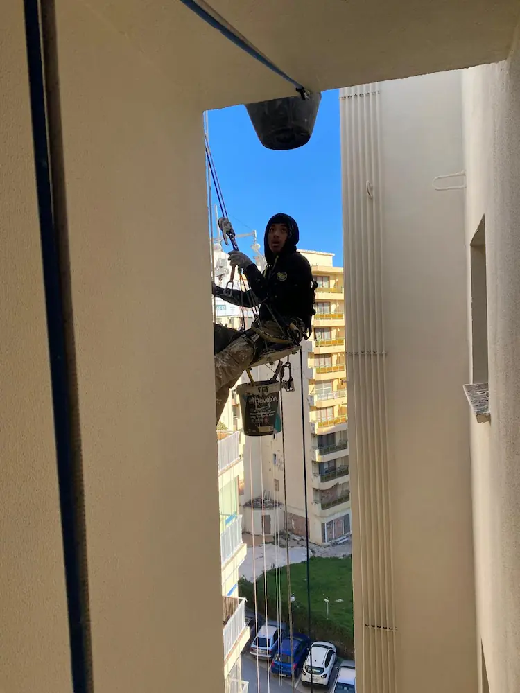 Hombre haciendo trabajos de rehabilitación de edificios