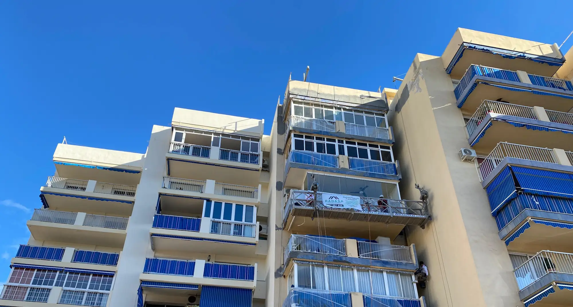 Edificio recibiendo trabajos de impermeabilización