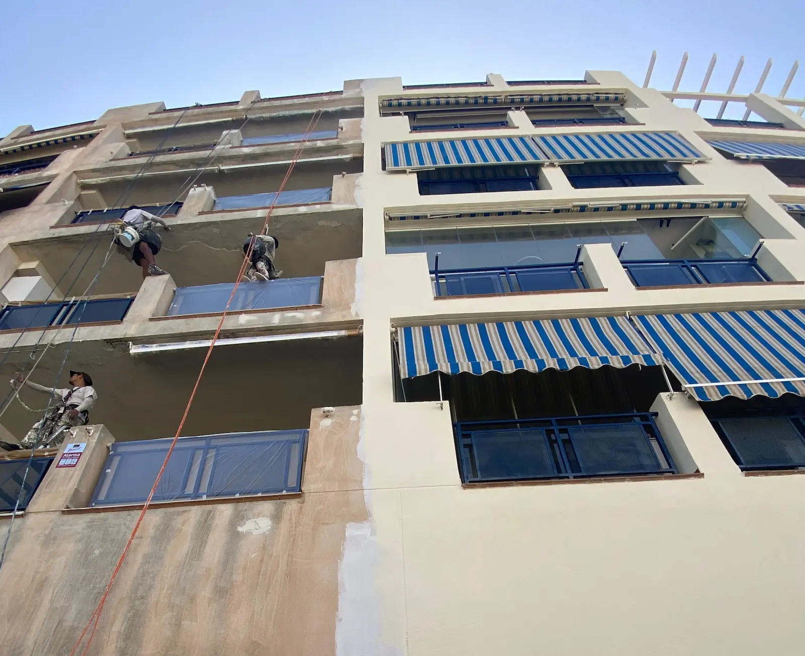 Edificio siendo pintado