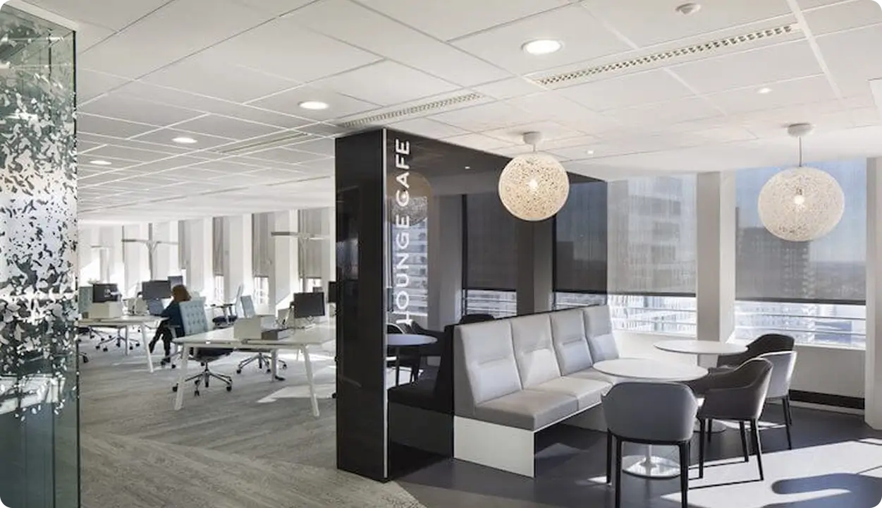 Bureau parisien moderne avec espace de travail ouvert et espace lounge café