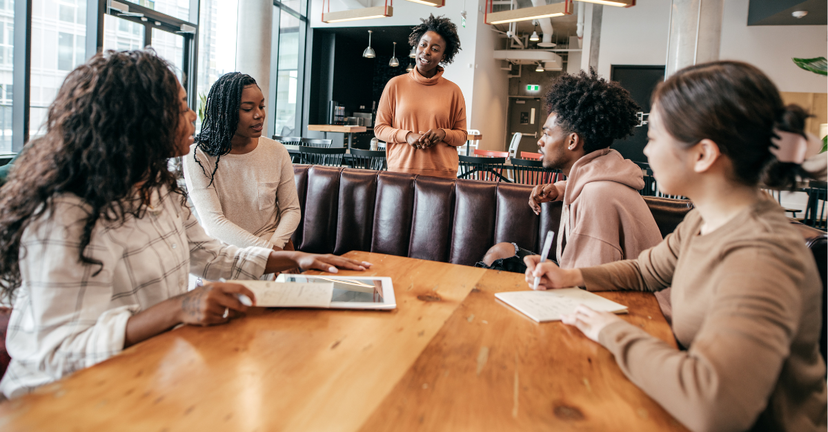 Article cover with 6 tips for communicating a whistleblowing program to employees.