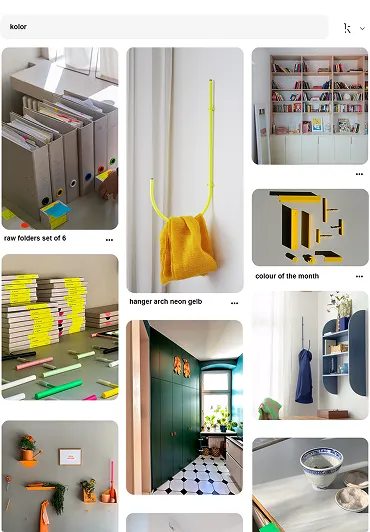 Collage mit farbigen Ordnern, neon-gelbem Kleiderbügel mit Handtuch, Bücherregalen, neonfarbenen Markern, dunklem grünen Flur mit Kacheln, sowie weiteren farbigen Einrichtungsdetails.