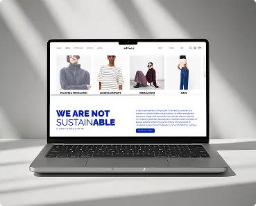 Laptop zeigt eine Mode-Website mit der Aussage WE ARE NOT SUSTAINABLE und Bildern von Kleidungsstücken.
