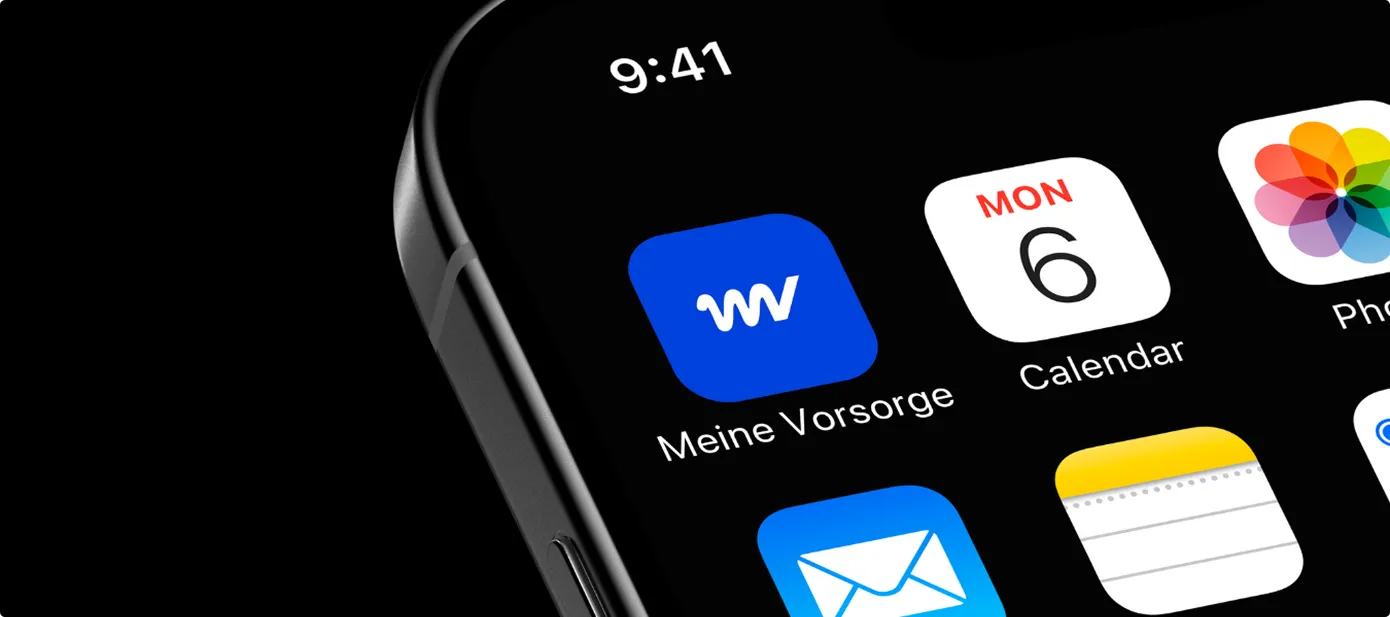 Nahaufnahme einer schwarzen Smartphone-Ecke mit Apps, darunter die App 'Meine Vorsorge', Kalender mit Datum Montag 6., Fotos und Mail.