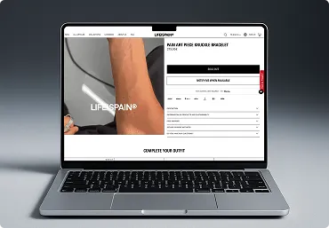 Laptop zeigt eine Webseite mit Produktbild eines Arms im Hintergrund und Produktdetails sowie Optionen zur Auswahl.