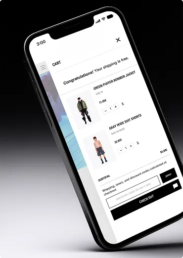 Smartphone Bildschirm zeigt einen Einkaufswagen mit grüner Steppjacke und grauer weiter Anzughose sowie Rabatteingabe und Button zur Kasse.