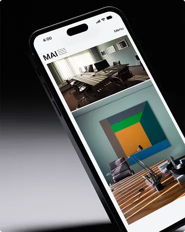 Smartphone zeigt Website mit Bildern eines modernen Meetingraums und eines Tisches mit abstrakter Kunst im Hintergrund.
