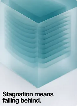 Abstraktes Bild eines opaken, würfelförmigen Objekts in Blau mit dem Text 'Stagnation means falling behind.'