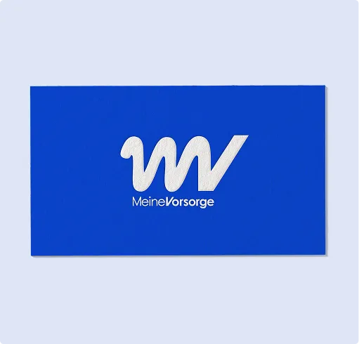 Blaues Rechteck mit weißer stilisierter Schrift 'MV' und Text 'MeineVorsorge' darunter.