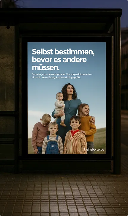 Plakat an einer Haltestelle mit einer Frau und fünf Kindern, darüber der Text: 'Selbst bestimmen, bevor es andere müssen. Erstelle jetzt deine digitalen Vorsorgedokumente – einfach, zuverlässig & anwaltilich geprüft.'