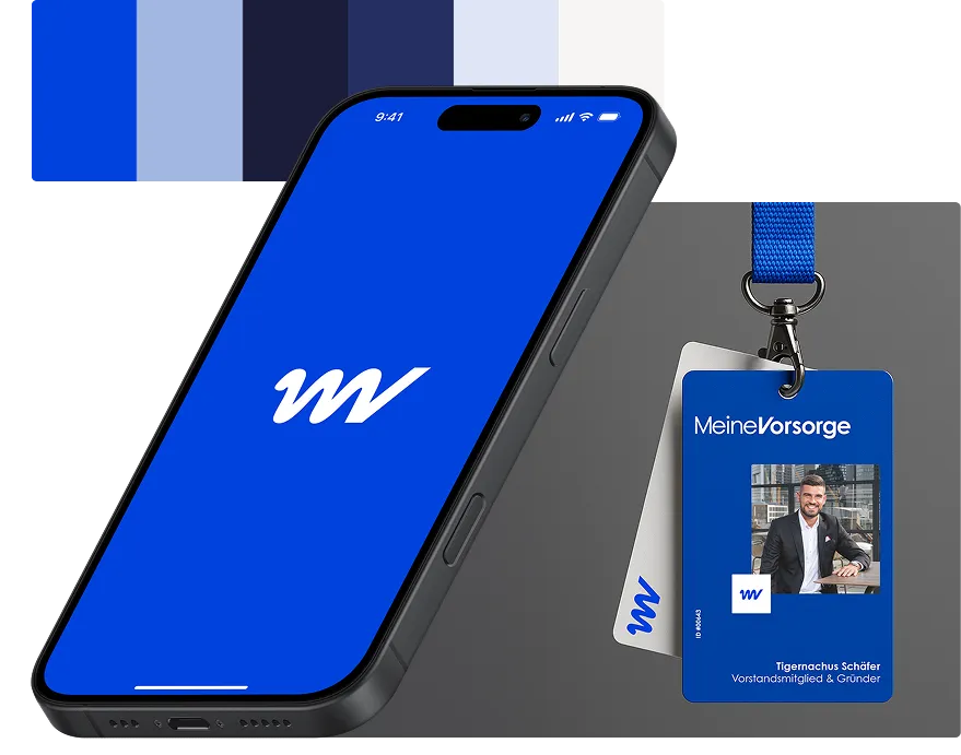 Smartphone mit blauem Bildschirm und weißem Logo neben einem blauen Mitarbeiterausweis von MeineVorsorge mit Foto und Namen Tigernachus Schäfer.