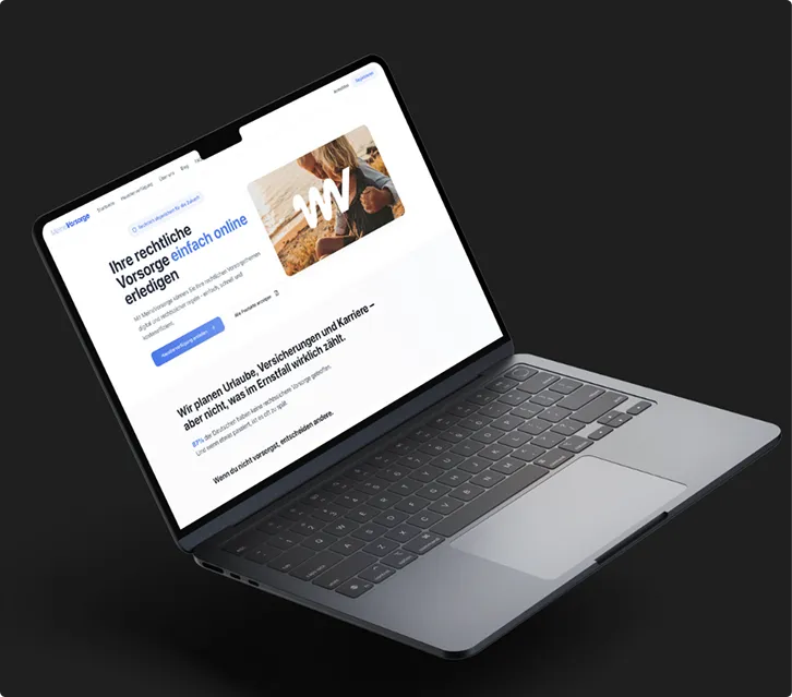 Aufgeklappter grauer Laptop mit einer deutschen Website zur rechtlichen Vorsorge vor einem schwarzen Hintergrund.