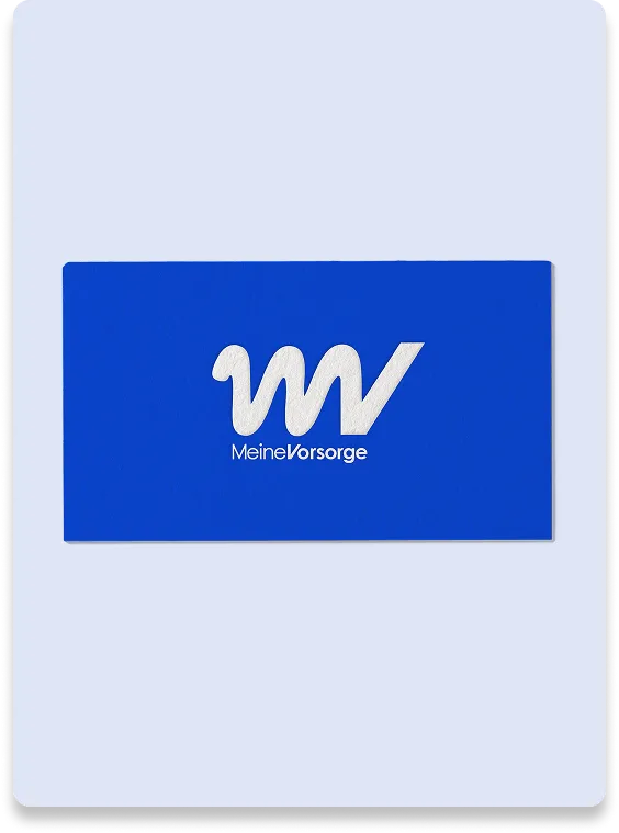 Blaues rechteckiges Schild mit weißem Logo bestehend aus stilisierten Buchstaben 'mv' und dem Text 'MeineVorsorge'.