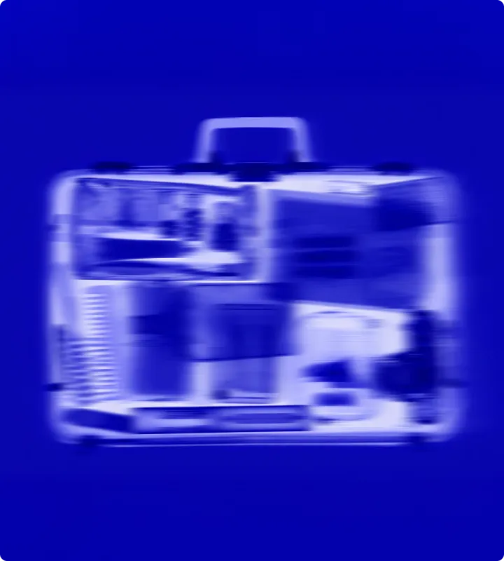 Röntgenbild eines geöffneten Koffers mit sichtbaren Gegenständen im Inneren vor blauem Hintergrund.