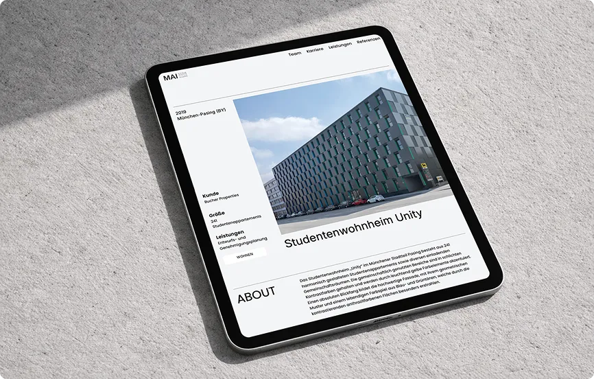 Tablet zeigt Website mit Projektbeschreibung und Foto des Studentenwohnheims Unity in München-Pasing.