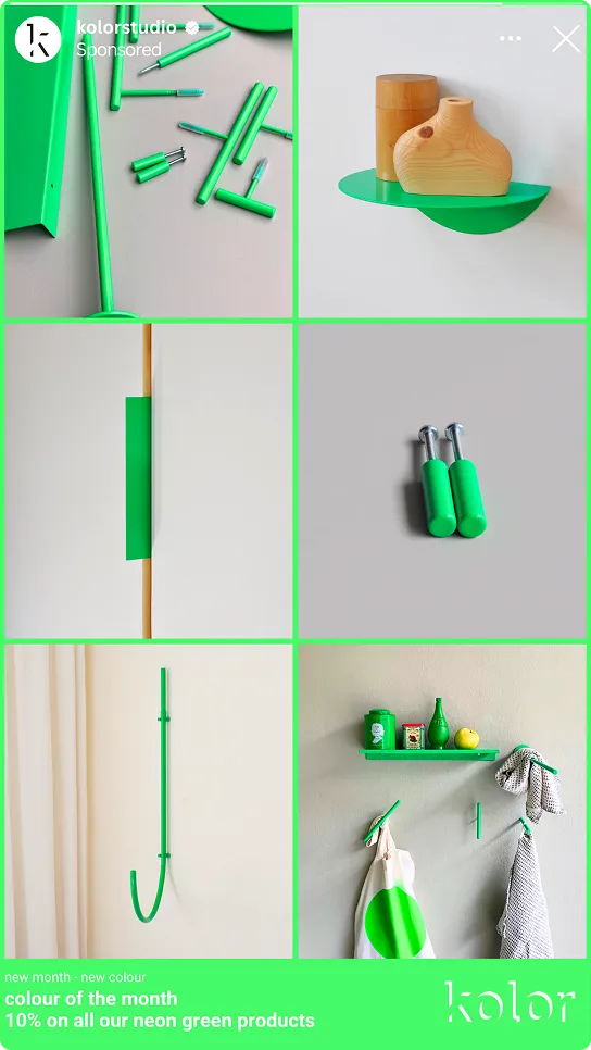 Collage mit grünen Neon-Möbel- und Einrichtungselementen, darunter ein Türhaken, Schrauben mit grünen Griffen, ein grünes Regal mit Dekorationsgegenständen und weitere kleine grüne Accessoires an weißer Wand.