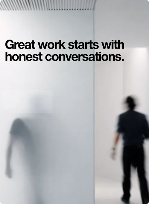 Verschwommene Silhouetten zweier Personen hinter Glas neben dem Text 'Great work starts with honest conversations.'