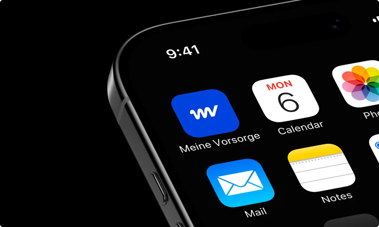 Nahaufnahme eines Smartphones mit den Apps Meine Vorsorge, Kalender, Mail, Notizen und Fotos auf dem Bildschirm.