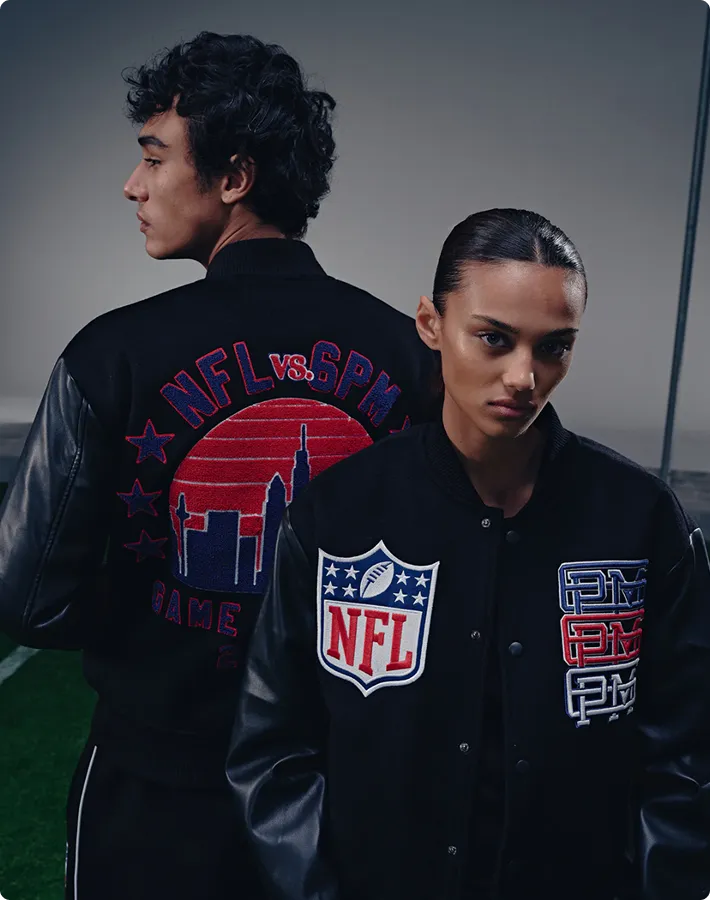Zwei Models tragen schwarze NFL-Jacken mit Logos, ein Model blickt frontal, das andere zeigt die Rückseite mit großem Aufdruck.