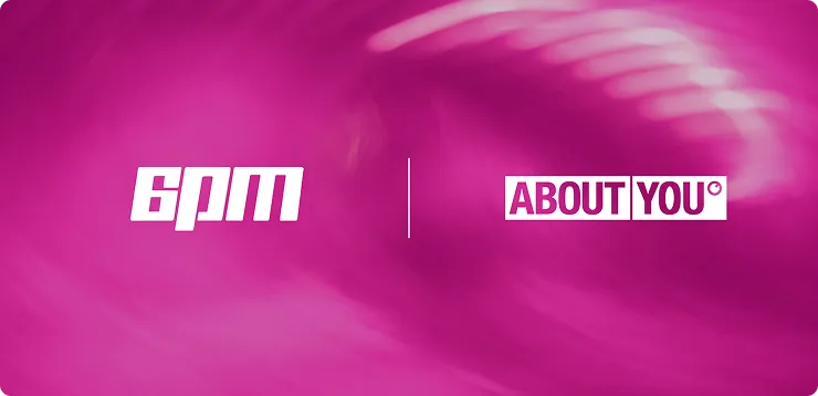 Logo von 6pm und ABOUT YOU auf pinkem Hintergrund getrennt durch eine vertikale Linie.