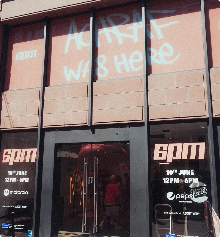 Schaufenster mit Ankündigung für eine Veranstaltung am 10. Juni von 12 bis 18 Uhr mit Logos von Motorola und Pepsi Zero Zucker.