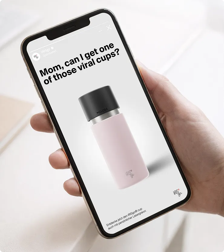 Smartphone zeigt Werbung eines rosa IRISgo® Trinkbechers mit schwarzem Deckel und der Frage, ob man einen dieser viralen Becher haben kann.