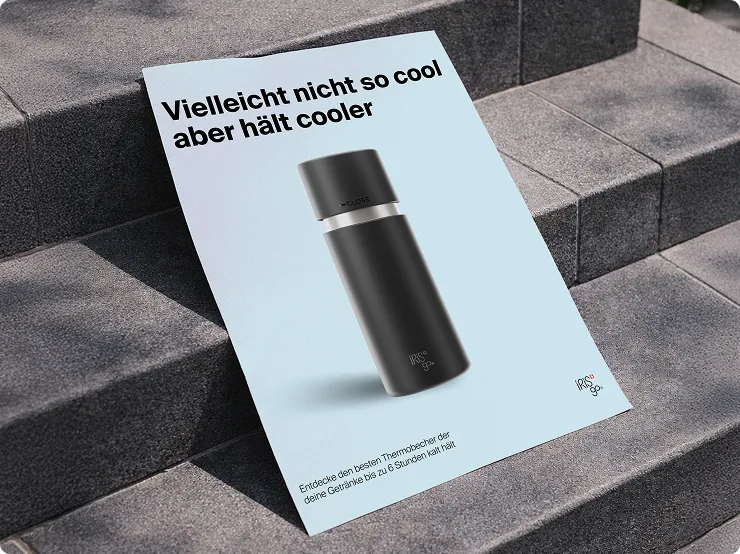 Werbeplakat für eine schwarze Thermosflasche mit dem Text: Vielleicht nicht so cool aber hält cooler.