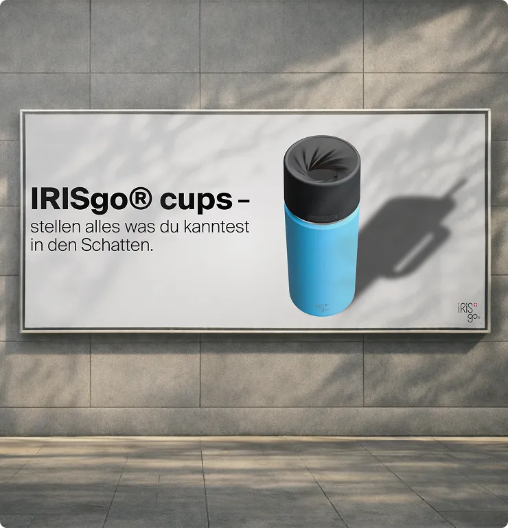 Werbetafel mit Bild eines blauen IRISgo® Bechers und dem Text: 'IRISgo® cups – stellen alles was du kanntest in den Schatten.'