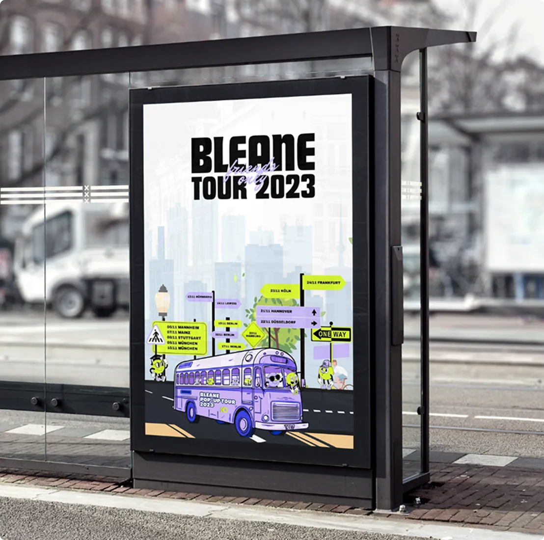 Plakat an einer Bushaltestelle mit violettem Bus und Tourdaten der Bleane Tour 2023 in verschiedenen deutschen Städten.
