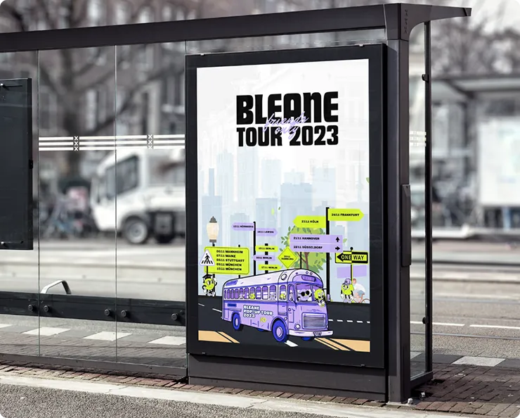 Werbeplakat an einer Bushaltestelle für die Blende Tour 2023 mit einem lila Bus und Straßenschildern von deutschen Städten.