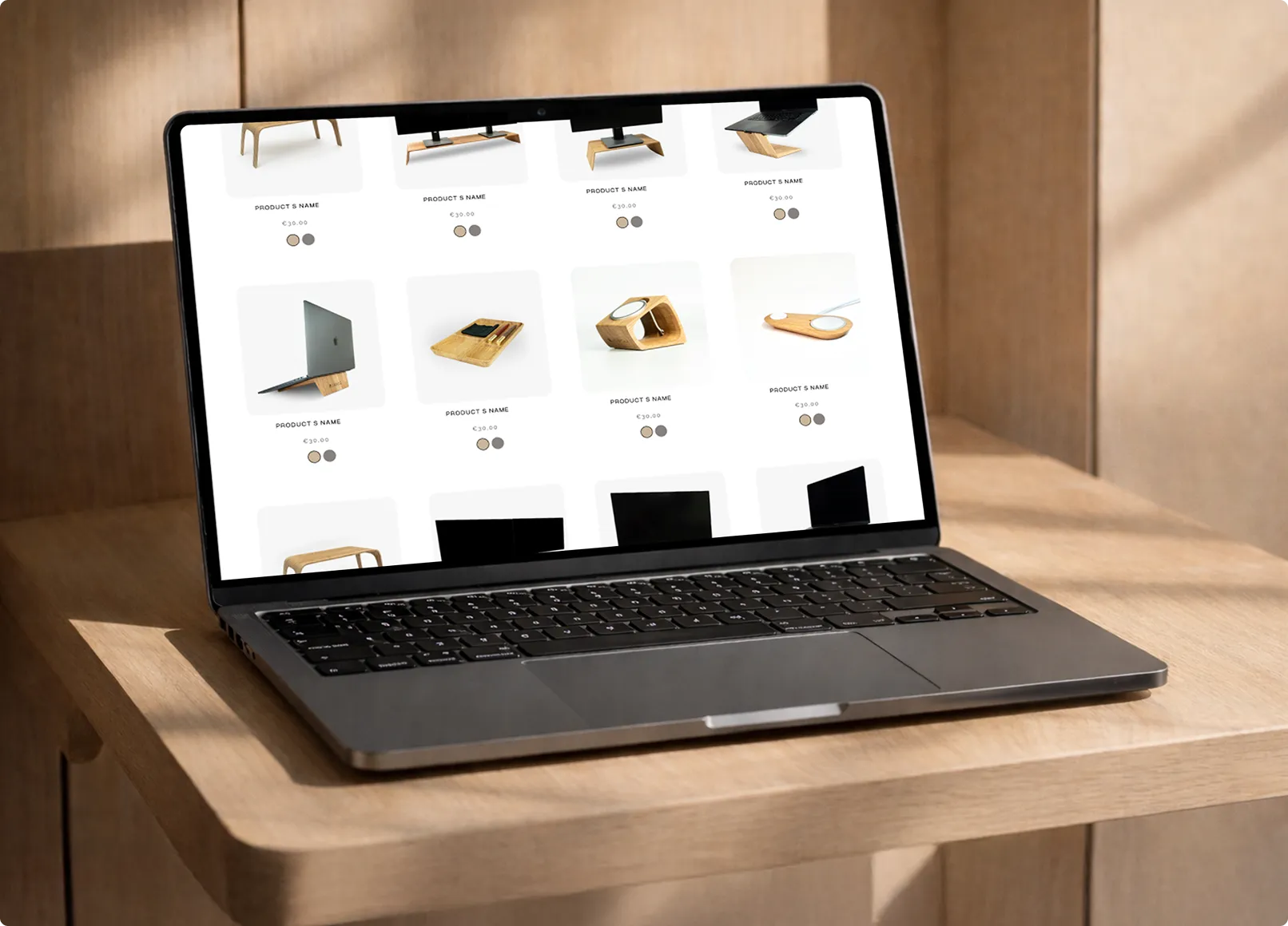 Laptop auf einem Holztisch zeigt eine Webseite mit verschiedenen Holzprodukten und Zubehör.