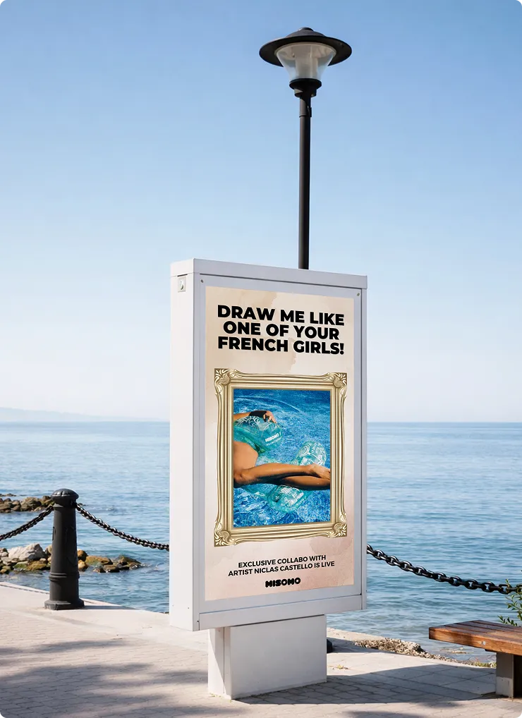 Werbetafel mit Text 'Draw me like one of your French girls!' und Bild eines Mannes im Pool, der sich auf aufblasbaren Schwimmringen mit der Aufschrift MISOMO entspannt.