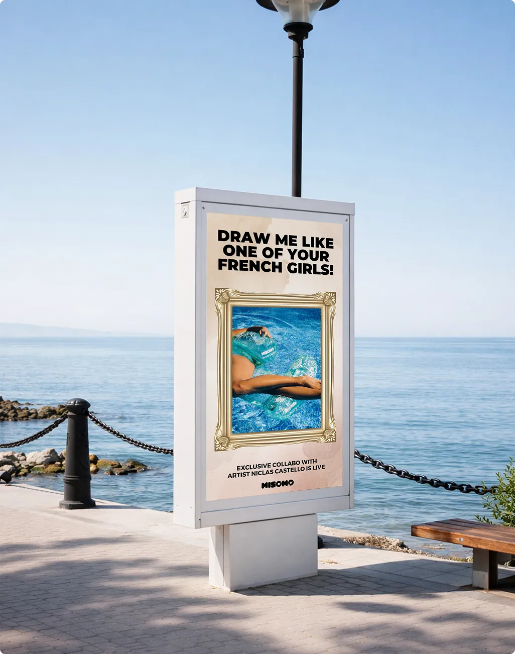 Werbetafel am Meer mit Bild eines liegenden Menschen im Pool und Text „Draw me like one of your French girls!“