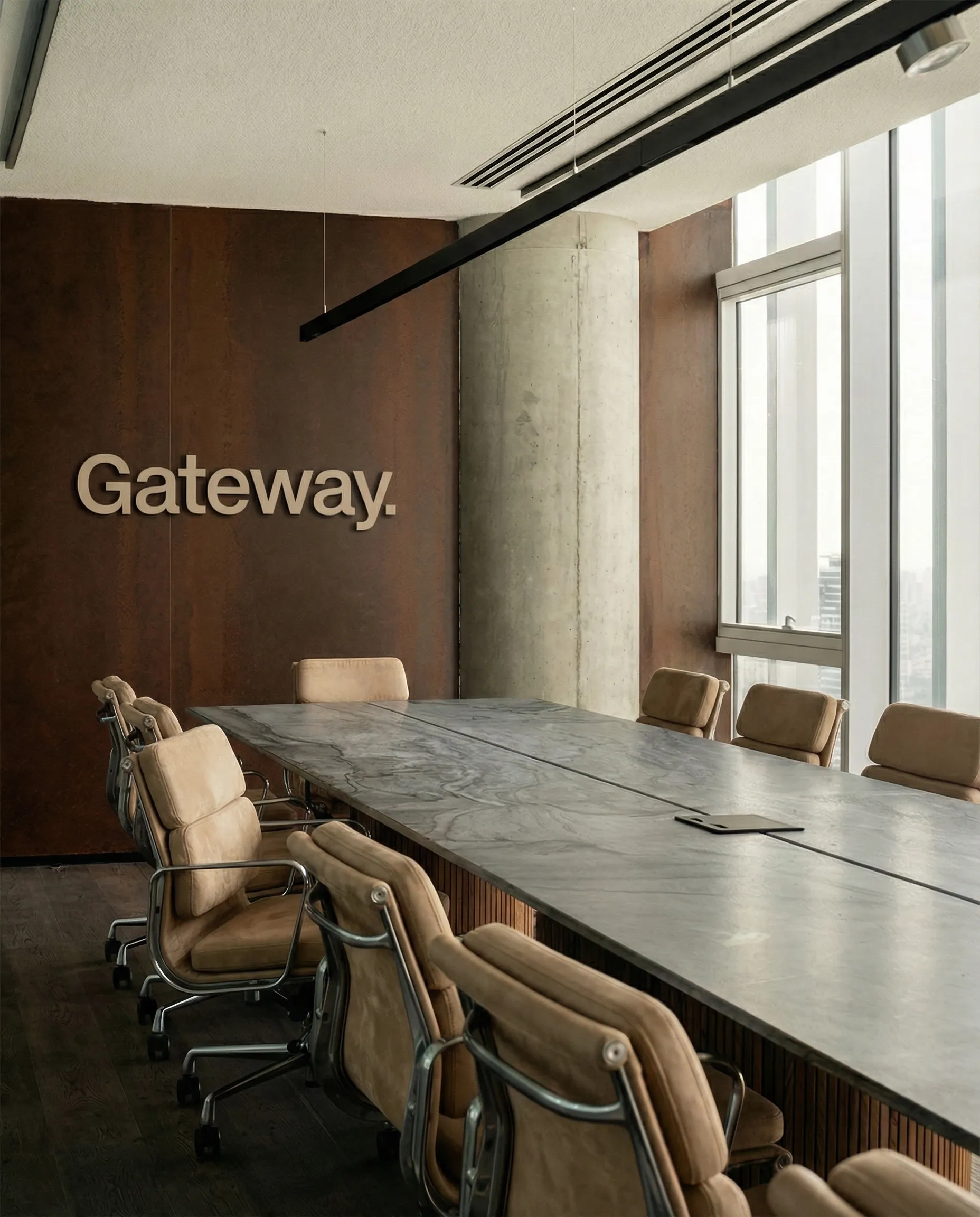 Moderner Konferenzraum mit Marmorbesprechungstisch, beigen Ledersesseln und großem Fenster mit Stadtblick.