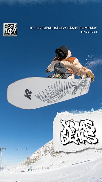 Snowboarder vollführt einen Sprung in schneebedeckten Bergen unter strahlend blauem Himmel. Daneben prangt das Homeboy-Logo mit dem Text „The original baggy pants company since 1988“ und eine Grafik aus zerrissenem Papier mit der Aufschrift „XMAS DEALS“.