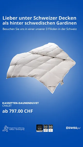 Weißes Kassetten-Daunenduvet auf blauem Hintergrund mit Text über Schweizer Decken und dem Preis ab 797 CHF.