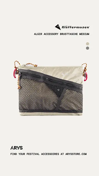 Klättermusen Algir Accessory Brusttasche Medium in beige mit schwarzer Netzaußentasche und roten Details.