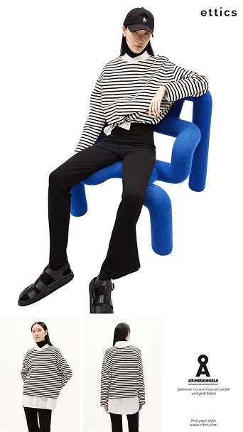 Frau sitzt in einem blauen, skulpturalen Stuhl, trägt gestreiften Pullover, schwarze Hose und schwarzen Cap, darunter zwei weitere Ansichten des Pullovers von vorne und hinten.