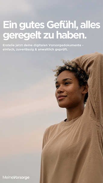 Junge Frau mit lockigem Haar hebt entspannt eine Hand hinter den Kopf vor einem bewölkten Himmel, Text über digitale Vorsorgedokumente.