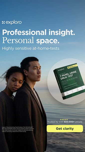 Werbebild für Exploro 7-Panel-Urintest zur Erkennung von Drogen mit dem Text 'Professionelle Einsicht. Persönlicher Raum. Hochsensitive Tests für zuhause'. Zwei Personen stehen nah beieinander vor einem ruhigen Meer.