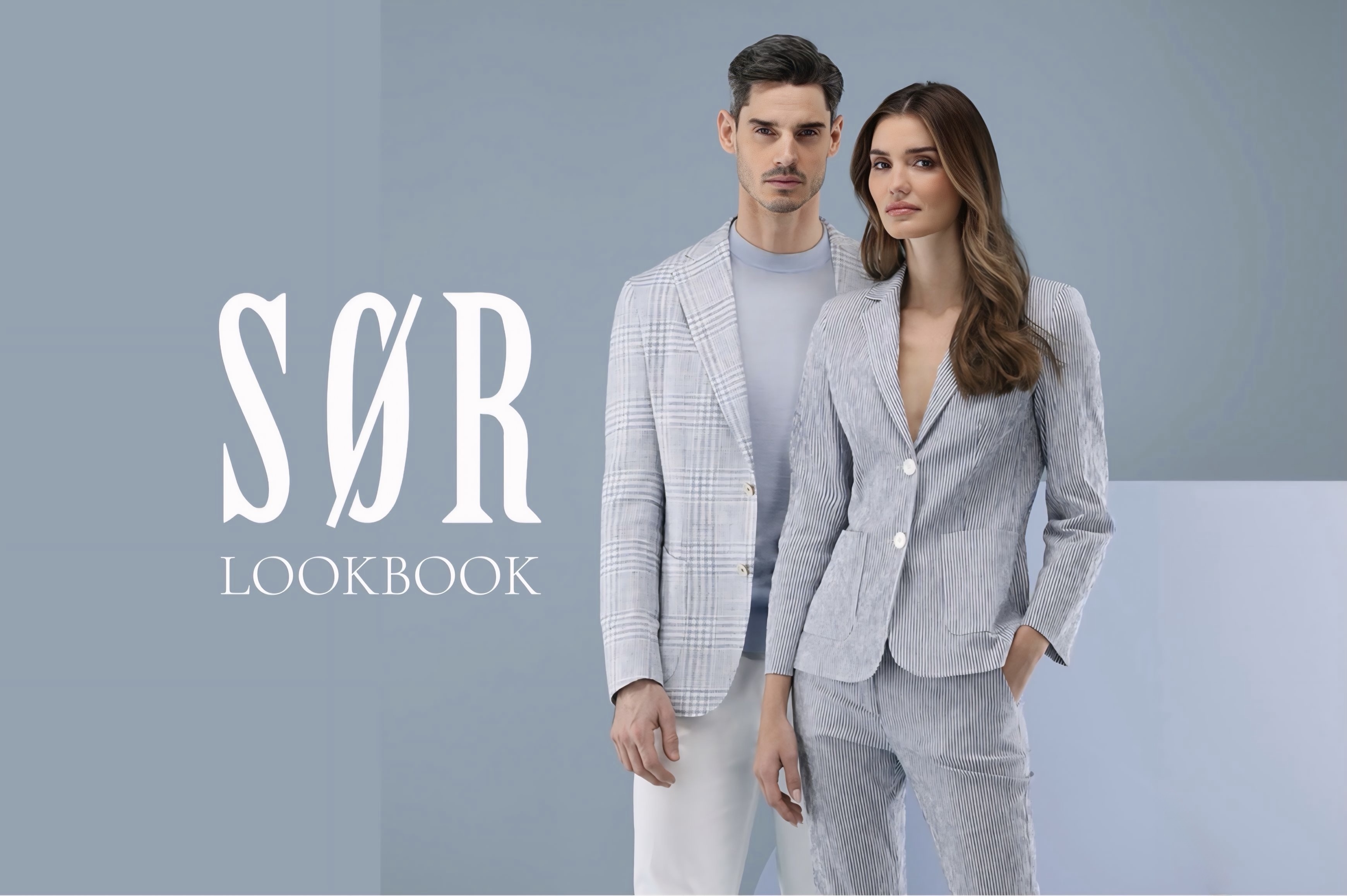 Ein Mann und eine Frau tragen stilvolle Anzüge in hellen, gestreiften Stoffen vor einem blauen Hintergrund mit dem Schriftzug SØR Lookbook.