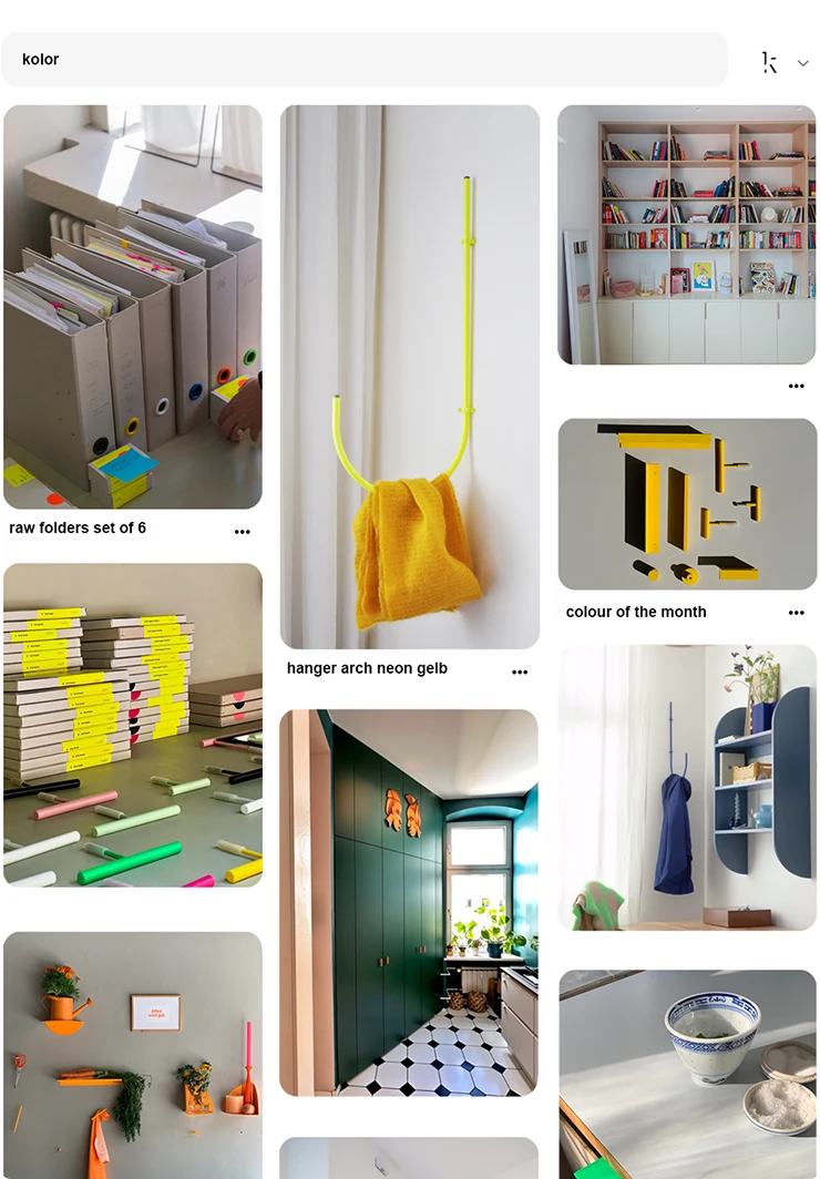 Collage aus Fotos mit farbigen Ordnern, neon-gelbem Kleiderbügel, weißen Regalen mit Büchern, gestapelten Büchern und Pastellfarben, orangefarbenen Wanddekorationen, grüner Kücheneinrichtung und blauer Wand mit Haken und Regalen.